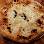 ラ ピッツァ ナポレターナ レガロ - モッツァレラにゴルゴンゾーラ、珍しいタレッジョやペコリーノチーズチーズまで♪クアトロ フォルマッジ1,300円