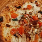 ラ ピッツァ ナポレターナ レガロ - カリカリ香ばしい塩気とジューシーな脂身が印象的なパンチェッタ、フレッシュなミニトマトや香り良い舞茸など具のバランス抜群♪