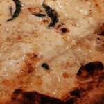 ラ ピッツァ ナポレターナ レガロ - もちもちモッツァレラに香りが強い羊のチーズペコリーノ、マイルドなタレッジョにやや香り控えめのゴルゴンゾーラ♪バジルも爽やかだし、お好みでハチミツをかけても合う～