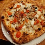 ラ ピッツァ ナポレターナ レガロ - ミニトマトにモッツァレラ、パンチェッタやキノコにオニオンなど具沢山♪バジルやオレガノも爽やか！Bianca（トマトソースなし）オッソラ1,300円