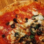 ラ ピッツァ ナポレターナ レガロ - フルーティーな酸味のトマトソースとモッツァレラが混じり合い、伸び良く香ばしい生地と一体感抜群！