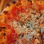 ラ ピッツァ ナポレターナ レガロ - しっとり広がるしらすの旨味に程よい酸味のトマトソース、爽やかなバジルやオレガノにケイパーやガーリック、香ばしい生地が最強のハーモニー