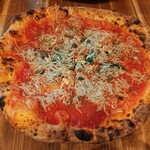 ラ ピッツァ ナポレターナ レガロ - たっぷりの釜揚げしらすにアンチョビやケイパー、ガーリックまで♪チーズレスでも豪華な味わいのチチニエッリ1,300円