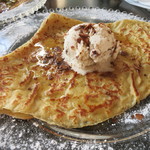 クレープ：自家製シードル風味のハチミツ　アイスクリーム（ラムレーズン）添え