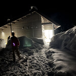 レヴォ - 夕食前の店前、真っ暗です