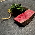 レヴォ - メインの鹿低温調理ほうれん草は薪の香り赤蕪も下にいます