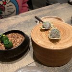 レヴォ - アミューズ3.4 コロッケ？と白エビの燻製タルト