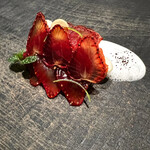 レヴォ - スライスしたカリサクのイチゴとコンポート苺、中にはシャーベットのイチゴ、下に轢かれたショコラもさくさく