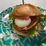 SALLY - サーモンクリームチーズバーガー。
 