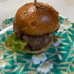 SALLY - スライダーバーガー。基本のハンバーガーですね。