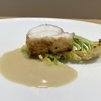 フィエルテ - 三陸産 鮟鱇
                      少し脱水した鮟鱇はしっとりプリッと焼き上げ、ソースはベーコンと白ワイン。
                      ベーコンの動物性油の旨味がなんの違和感もなく海の幸アンコウの旨味と合うのですね、とても美味しくいただきました。