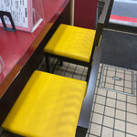 亀有中華そば水しま - 真新しい黄色の椅子が目立ちます。