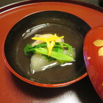 まとの - 椀物　香箱蟹のしんじょ　蕨粉　鶯菜　聖護院大根　柚子　