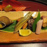 沖鰺味噌の幽庵焼き　ばい貝　もろこ　丹波栗　赤蕪　黄身寿司　無花果　淡路のもんご烏賊