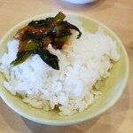 丸源ラーメン - 小ライスに野沢菜醤を乗せて