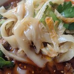 西安刀削麺莊 - 麺はこんな感じ
      幅はまちまちだが平均するとキシメンくらい
      モチモチして美味かった