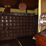 田吾作 - 下駄箱です。ここに靴を入れて、階下へ。