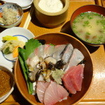 田吾作 - 海鮮丼1600円