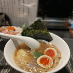 酒肴場 屯 - 津軽煮干し中華蕎麦（味玉入り）¥850と海鮮丼¥500