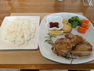 Hearty Cafe - チキンのハーブ焼き