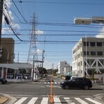 ホワイト餃子 - 天白川を渡りお店に向かう経路