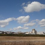 ホワイト餃子 - 天白川を渡りお店に向かう経路