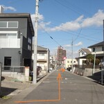 ホワイト餃子 - 天白川を渡りお店に向かう経路