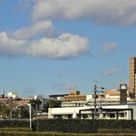 ホワイト餃子 - 天白川を渡りお店に向かう経路