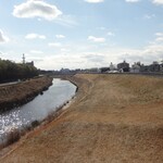 ホワイト餃子 - 天白川を渡りお店に向かう経路