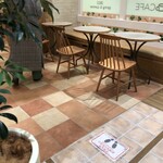 studio CLIP CAFE - 入口付近の席　奥にも席があった