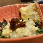 根津 焼鳥 照隅 - いぶりがっこタルタルぽんじりとバゲット