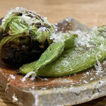 根津 焼鳥 照隅 - スナップエンドウ、芽キャベツパルミジャーノ