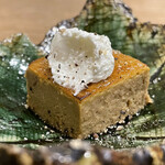 根津 焼鳥 照隅 - 白レバーキャラメリーゼ、パルフェ生クリーム乗せ