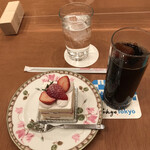 Saron Do Kafe - ケーキセット１４００円。アイスコーヒーは氷までコーヒーになっています。ケーキにプレートがついているのは？？ですが、とても美味しくいただきました（╹◡╹）