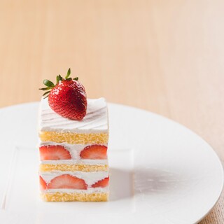 h TEA AND BAR - いちごのショートケーキ　【期間】
          2022年1月8日（土）～5月8日（日）
          