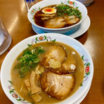 Gyouza No Oushou - 手前がこってりラーメン638円（税込み）　　　　　　　　　　　奥が醤油ラーメン528円（税込み）