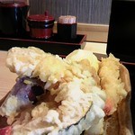Menshou Oomiya - 天ぷらを盛ります。おかわり自由
