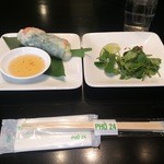 PHO24 - 海老と鶏肉の生春巻き　と　香草