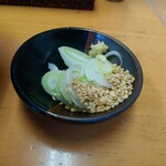 関西風手打うどん いらっしゃい - 薬味(おろししょうが、刻みねぎ、白胡麻)