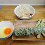 手打ちうどん こげら - ちくわ天、卵かけご飯