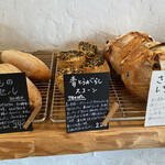 天然こうぼぱん とことこ - 定番のパンは、白い札なりね(*´-`)