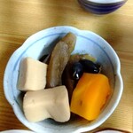 太湖 - ごぼう、高野豆腐、かぼちゃ、黒豆の煮物の小鉢。