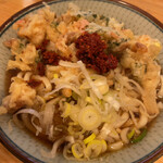 福そば - 桜えびの天ぷらうどんに辛いのを載せて