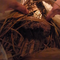 フィオッキ - 藁包み焼きをあける