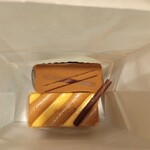 ペール・ド・ノエル - 紙袋に入れられたケーキ。デコレーションが外れて…