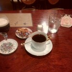 シティーライト - 琥珀の女王(左)   ノアール(右)