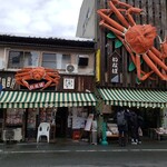 Inaba Sengyo - 右が鮮魚店、左がお店。蟹のオブジェ、難波のかに道楽を彷彿とさせます。