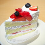 BAKE&CAKE Perle - スペシャルショート（￥497）。結構大きめのサイズ。生クリームのまろやかさに、ベリーの酸味が呼応する