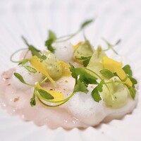 L'éclaireur - 白板昆布でマリネした帆立貝 青リンゴのヴィネグレット アボカドとバナナの甘味とミントの香り