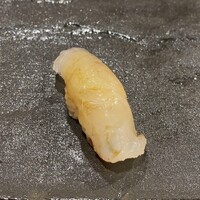 まんてん鮨 日比谷オクロジ店 - 平目の昆布締め
